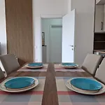Red & White Palace Apartment *
