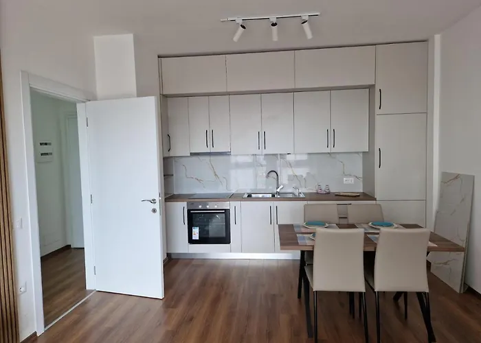 Red & White Palace Τίρανα