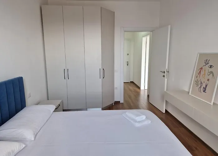 Red & White Palace Τίρανα