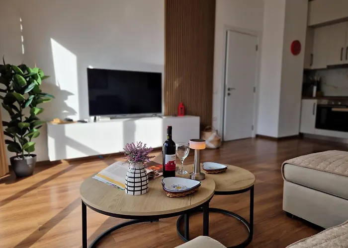 Red & White Palace * Τίρανα