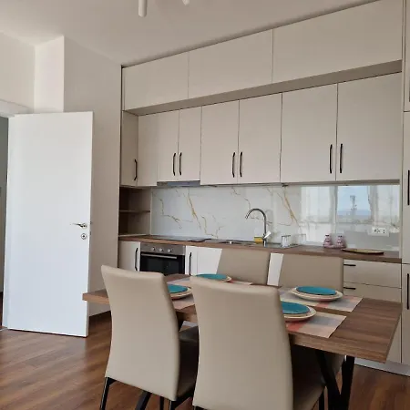 Red & White Palace * 地拉那