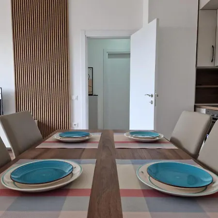 Red & White Palace Apartment *