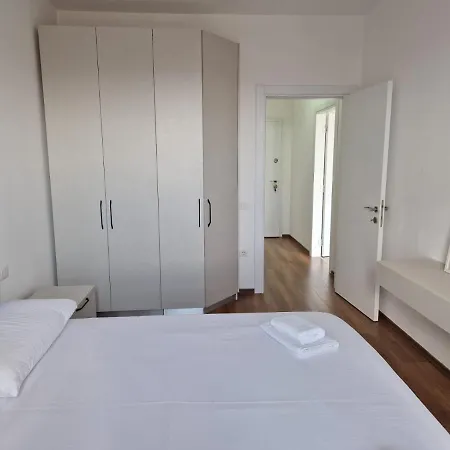 Red & White Palace 地拉那