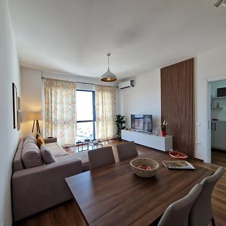 Red & White Palace * 地拉那