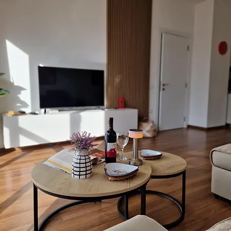 Red & White Palace * 地拉那