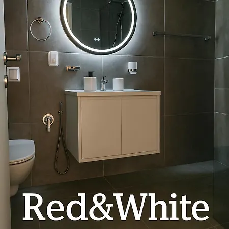 Red & White Palace * 地拉那