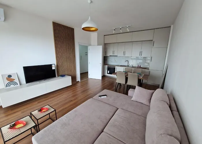 Red & White Palace شقة تيرانا